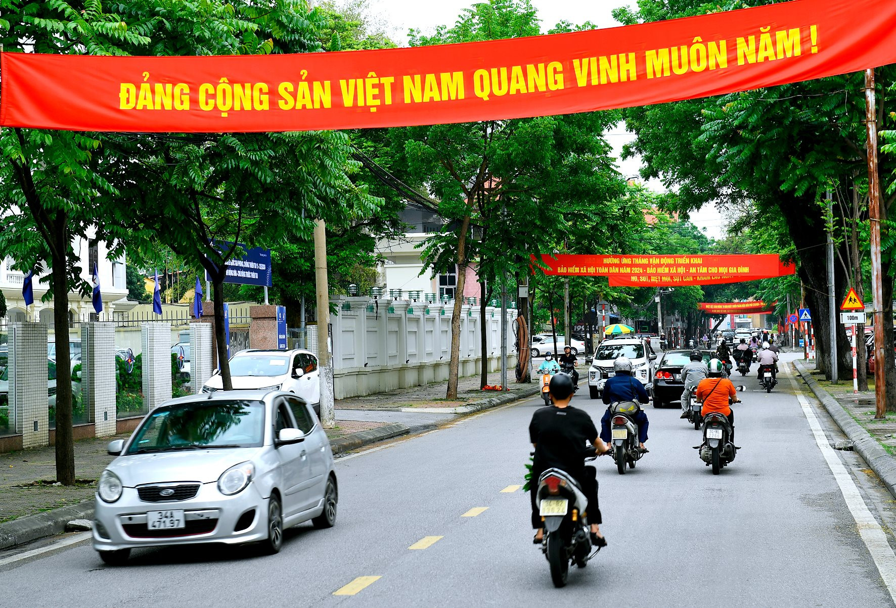 Calles llenas de banderas que celebran el 70 aniversario de la victoria de Dien Bien Phu en la ciudad de Hai Duong