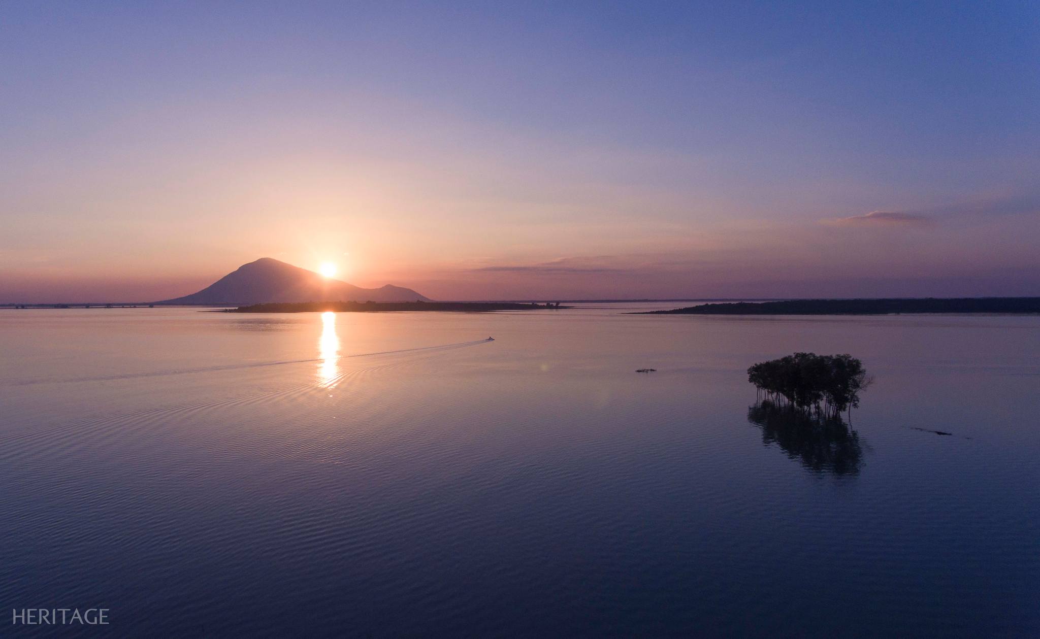 Peut-être des images de crépuscule, de lacs et d'horizons