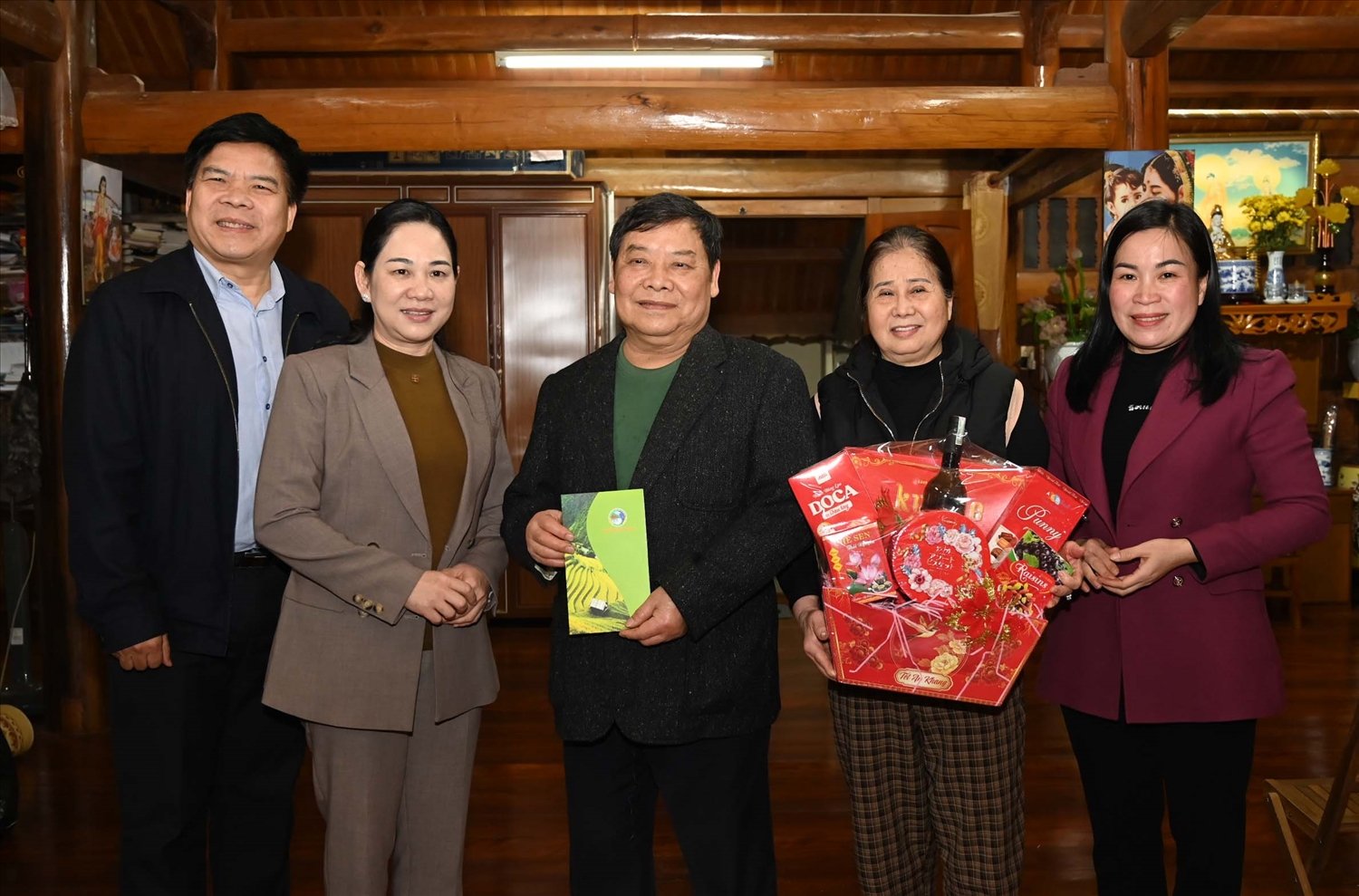 Thứ trưởng, Phó Chủ nhiệm Nông Thị Hà và Đoàn công tác của UBDT thăm hỏi, tặng quà, chúc Tết Thiếu tướng Nguyễn Bình Vận, Nguyên Giám đốc Công an tỉnh Hà Giang