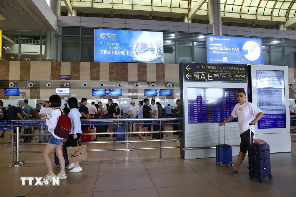 Passagiere am Flughafen Noi Bai. (Foto: Huy Hung/VNA)