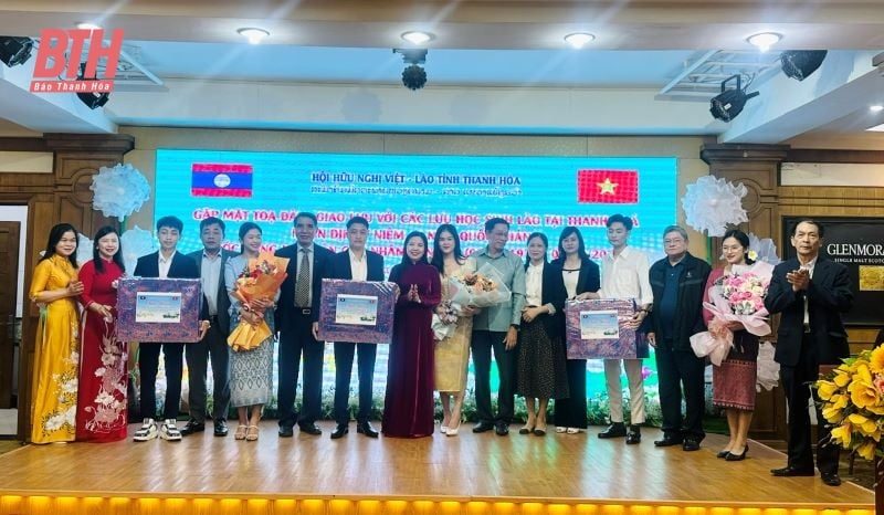 Encuentro e intercambio con estudiantes laosianos en Thanh Hoa