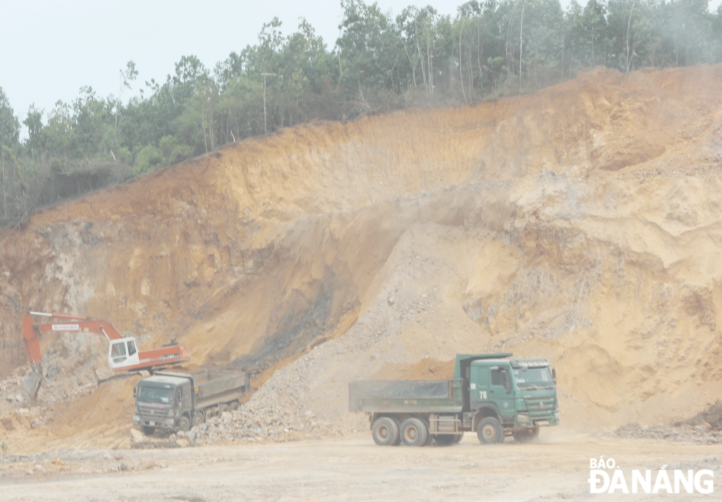 La ciudad ha estado implementando muchas soluciones para explotar terrenos o aprovechar y transportar el exceso de tierra y roca como materiales de relleno para proyectos y obras clave. Foto: HOANG HIEP