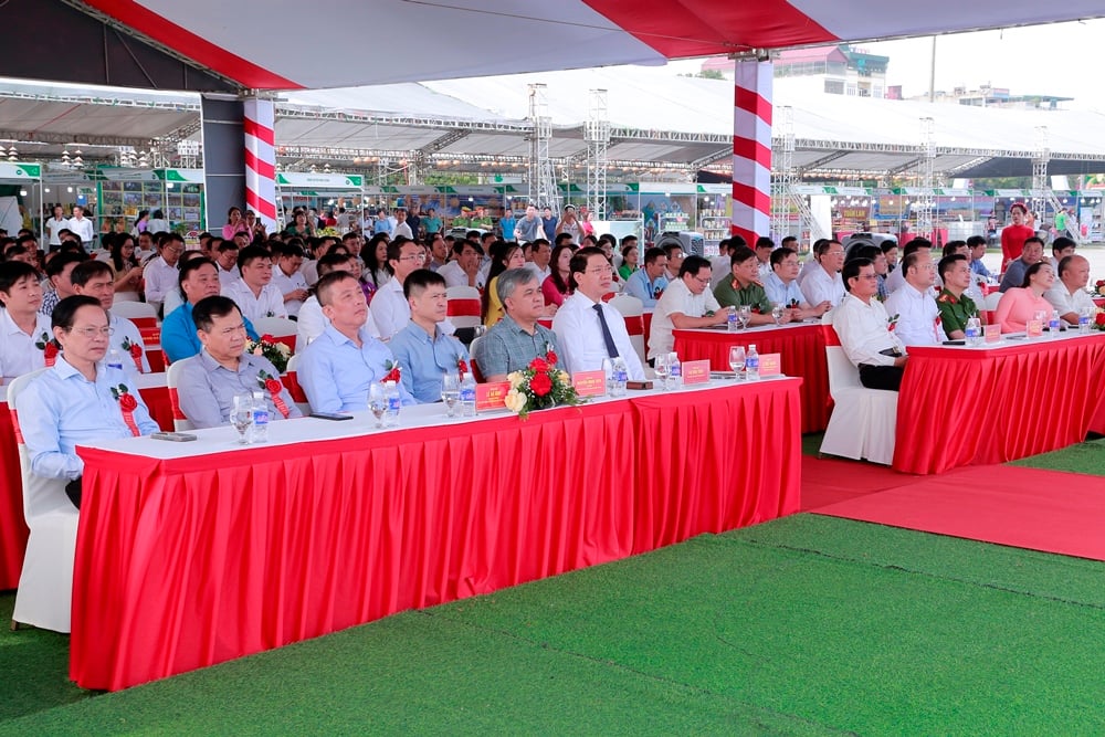 Khai trương trưng bày, giới thiệu sản phẩm nông sản, thực phẩm an toàn tỉnh Thanh Hoá năm 2024