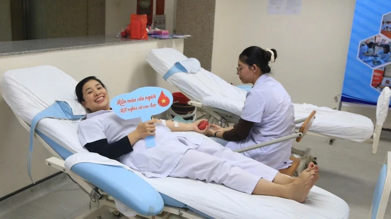 Près de 400 médecins et infirmières de l'hôpital central de Hué ont participé au festival du don de sang volontaire photo 2