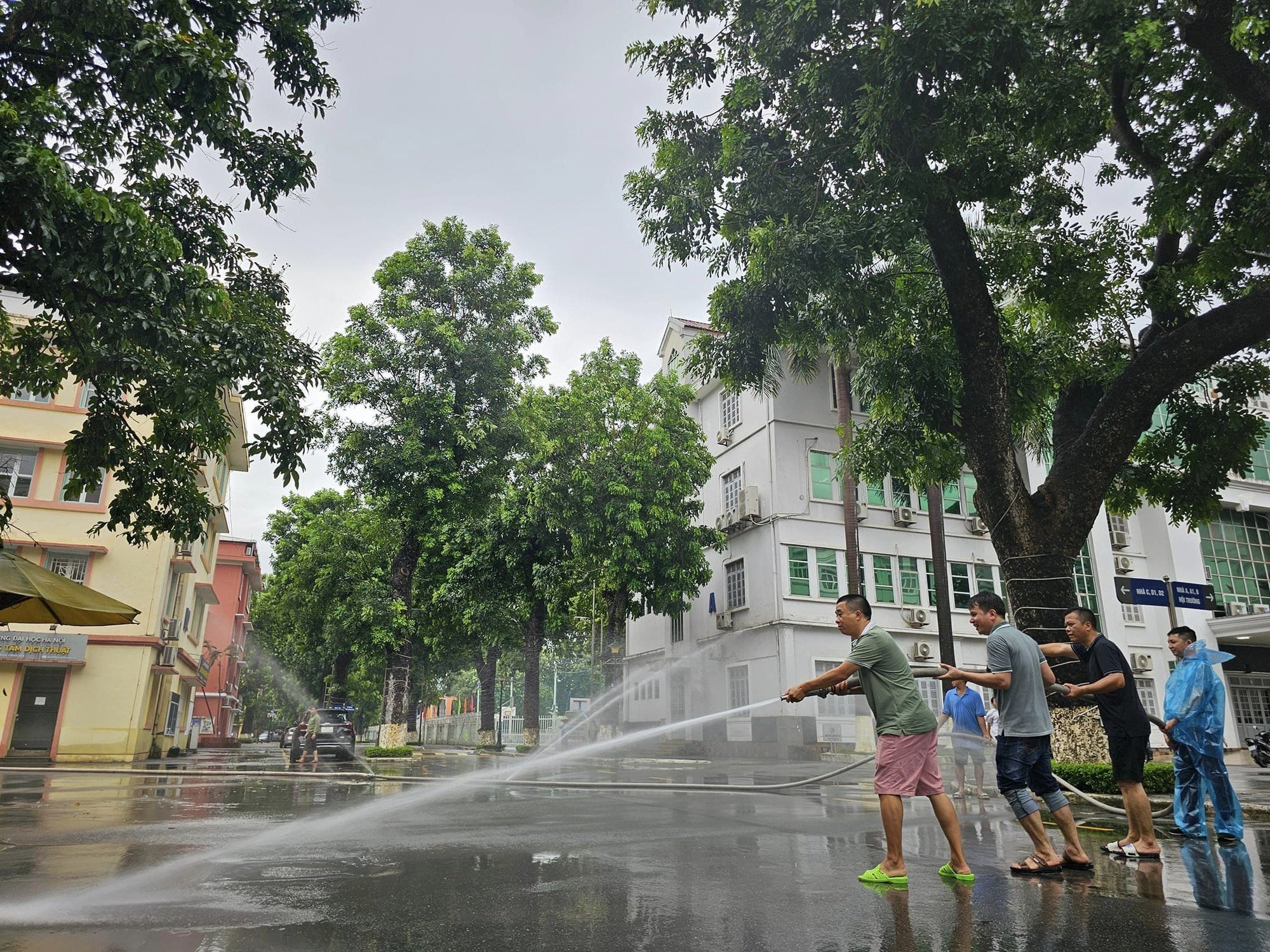 Nhiều trường đại học tiếp tục cho sinh viên nghỉ học, học trực tuyến sau bão Yagi - Ảnh 1.