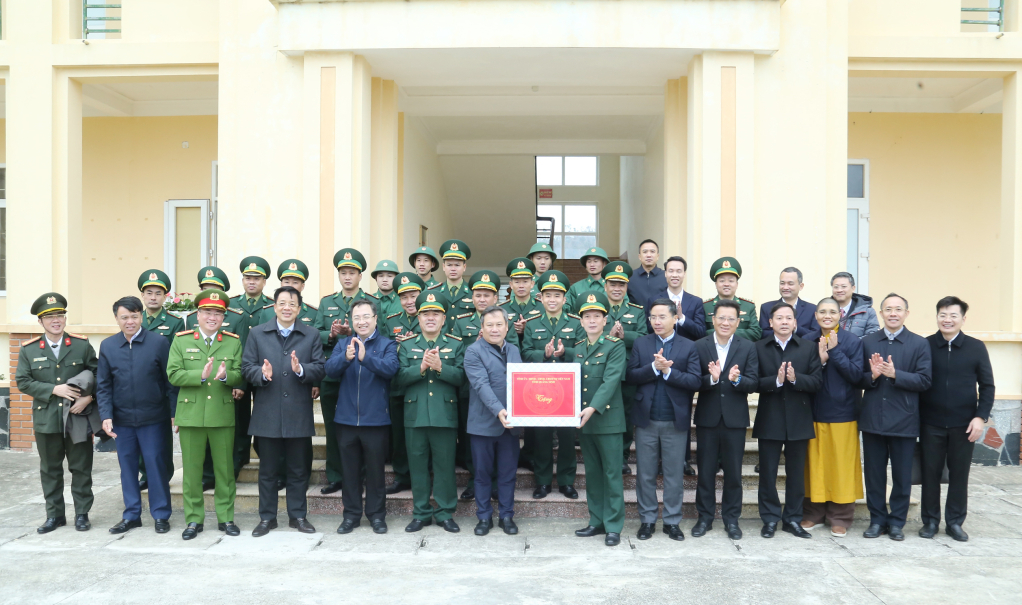 Đoàn công tác của Thường trực Tỉnh ủy đến thăm, tặng quà động viên cán bộ, chiến sĩ Đồn biên phòng Cô Tô.