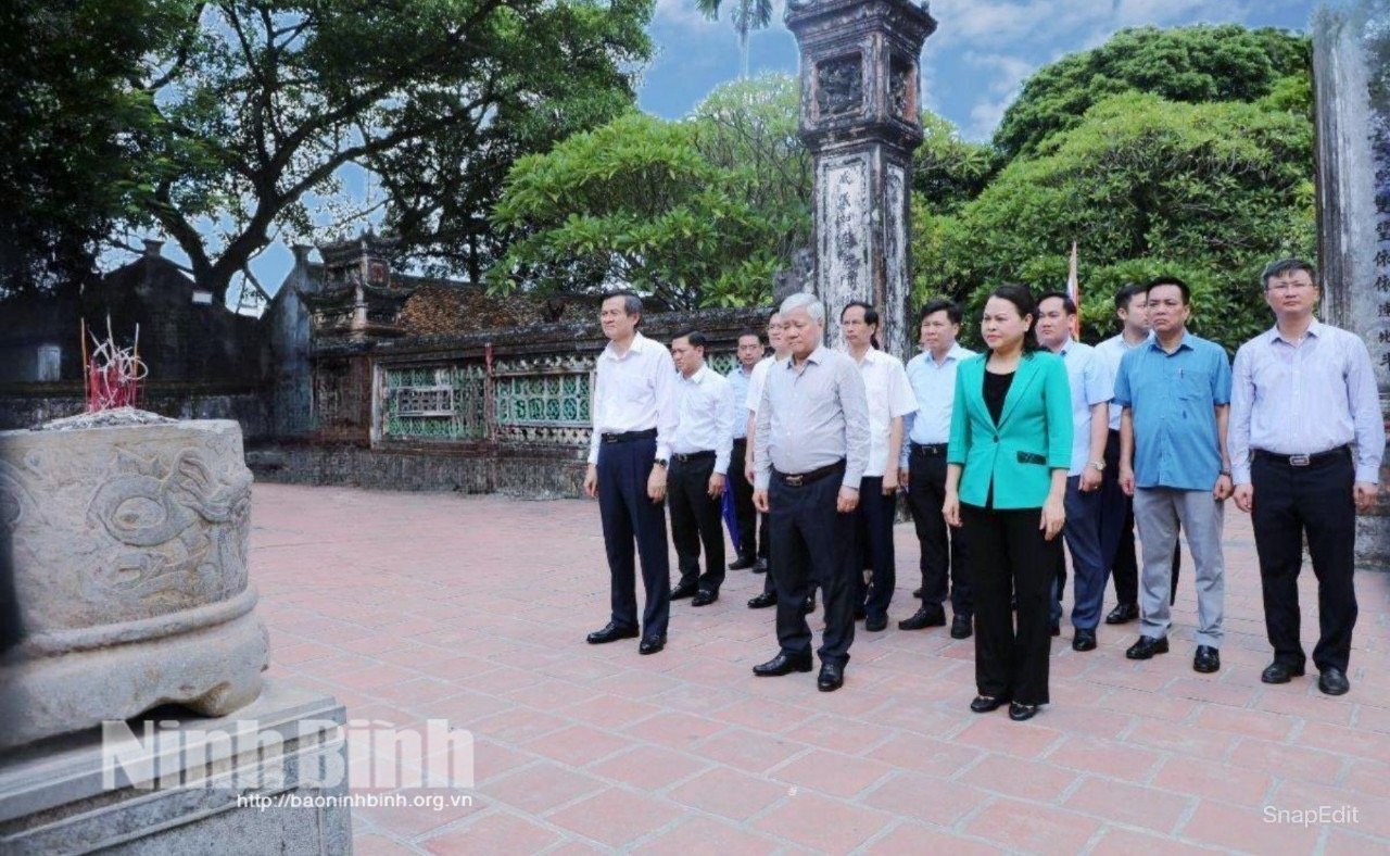 คณะผู้แทนคณะกรรมการกลางแนวร่วมปิตุภูมิเวียดนามจุดธูปเทียนที่แหล่งโบราณสถานแห่งชาติพิเศษเมืองหลวงโบราณฮวาลั่ว