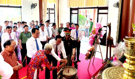 Các đại biểu thành kính dâng hương.