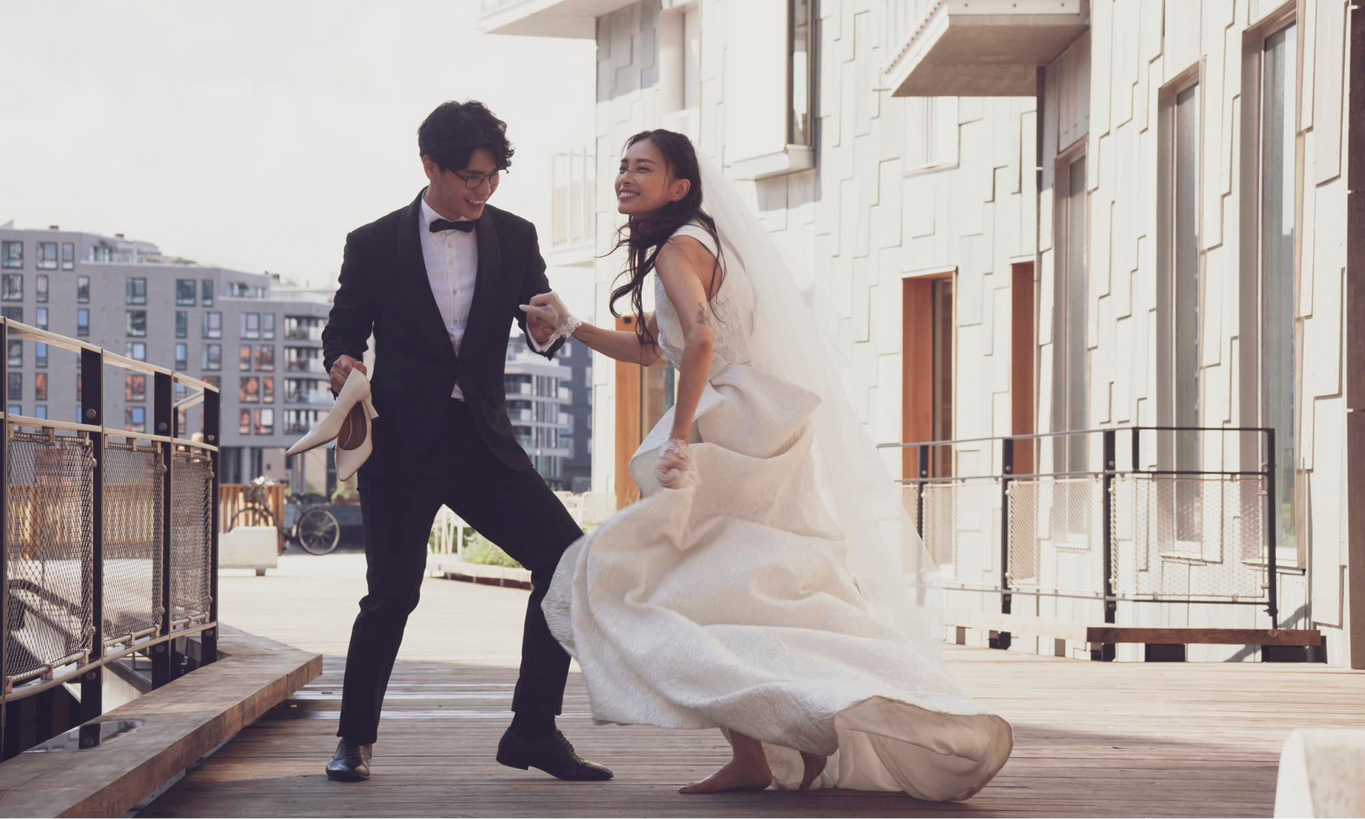응오 탄 반(Ngo Thanh Van)과 그녀의 남편 휘 쩐(Huy Tran)은 결혼 2주년을 맞이했습니다. 그녀는 남편이 이 기간 동안 기쁨과 슬픔을 항상 함께해 준 것에 대해 행복감을 표했습니다.