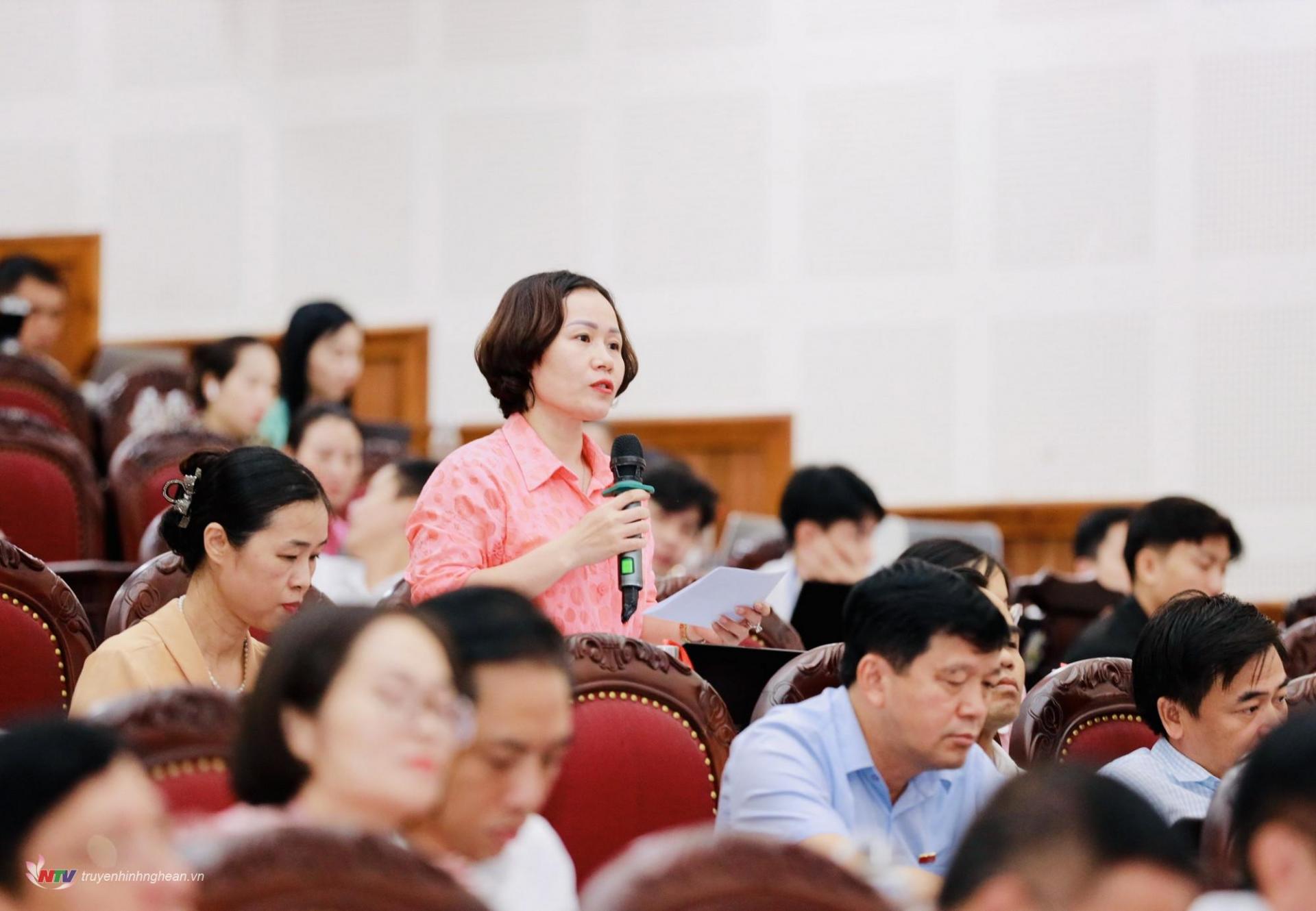 Delegate Le Thi Kim Chung (Quynh Luu) raised a question.