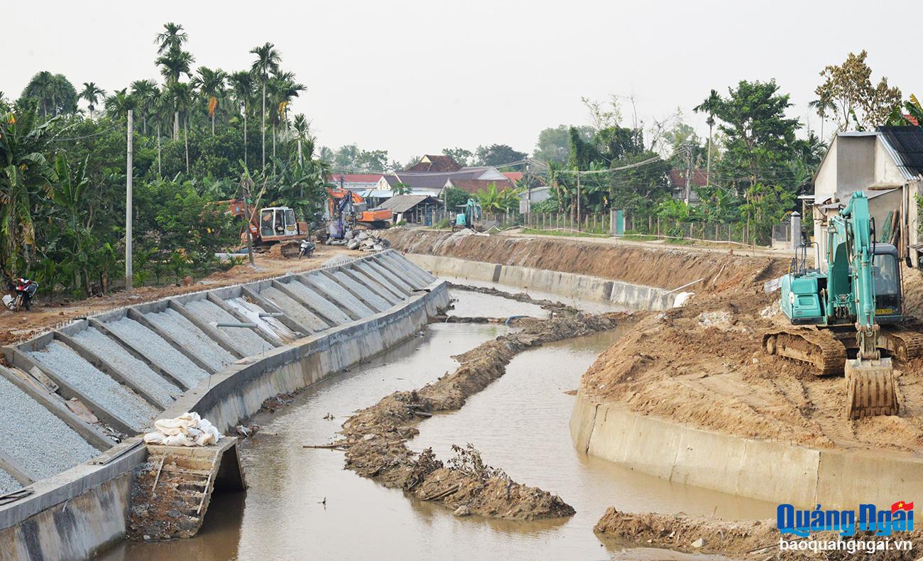 Proyecto para superar las consecuencias de los desastres naturales y deslizamientos de tierra en la ribera del río Lien Chieu, sección a través de la comuna de Pho Thuan (ciudad de Duc Pho).
