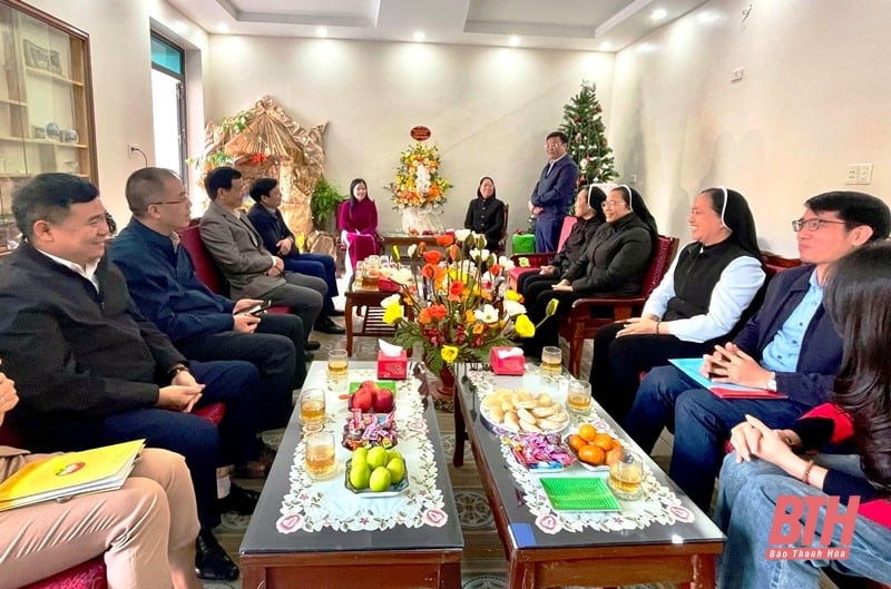 Pham Thi Thanh Thuy, chef de la Commission de mobilisation de masse du Comité provincial du Parti et présidente du Comité provincial du Front de la Patrie, a rendu visite à Pham Thi Thanh Thuy et lui a adressé ses vœux de Noël.