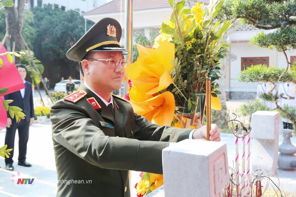 Trung tướng Phạm Thế Tùng - Ủy viên Ban Thường vụ Đảng ủy Công an Trung ương, Thứ trưởng Bộ Công an dâng hương tưởng niệm Chủ tịch Hồ Chí Minh tại Nhà tưởng niệm Người trong khuôn viên Công an tỉnh Nghệ An.