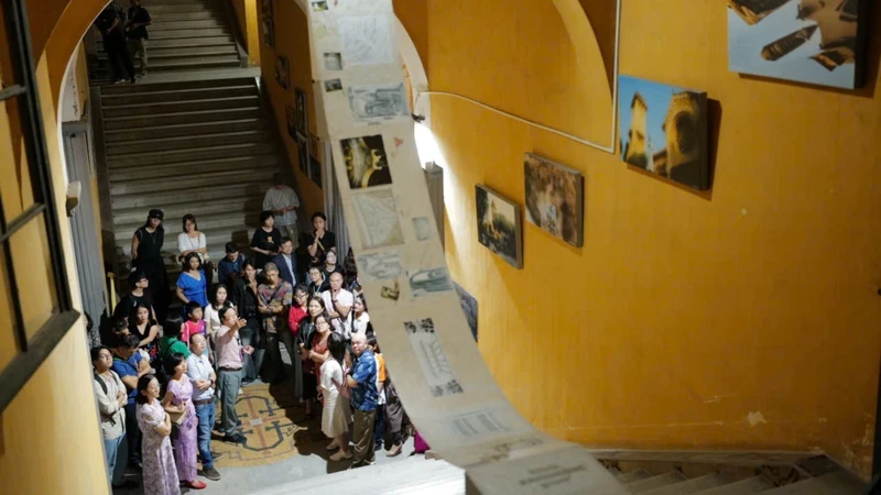 ハノイ国立大学ビルは、展示会の初日に多くの来場者を集めた（写真：ハノイ・クリエイティブ・デザイン・フェスティバル）。