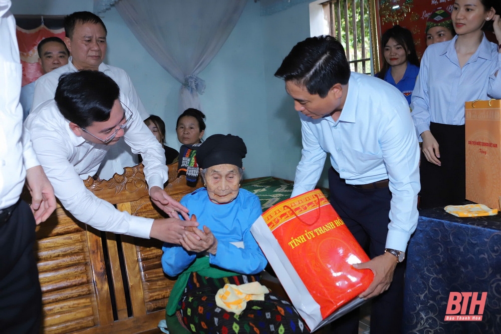 Le président Luong Cuong visite, offre des cadeaux aux familles politiques et encourage les officiers et les soldats du poste frontière de Bat Mot