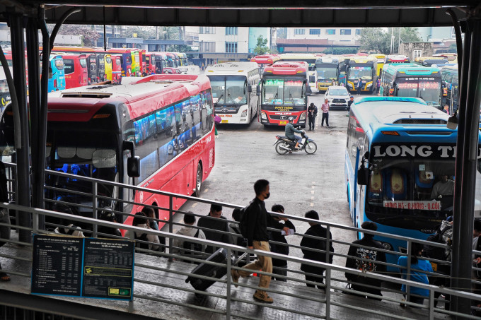 Passagiere reisen mit dem Bus am Busbahnhof Nuoc Ngam (Hanoi). Foto: Giang Huy