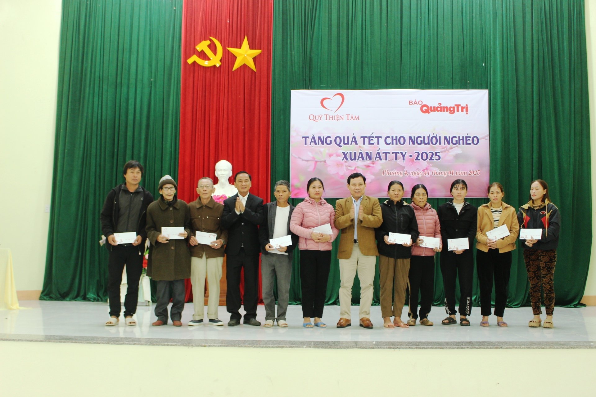 Presented 209 gifts to households in difficult circumstances in Dong Ha City.