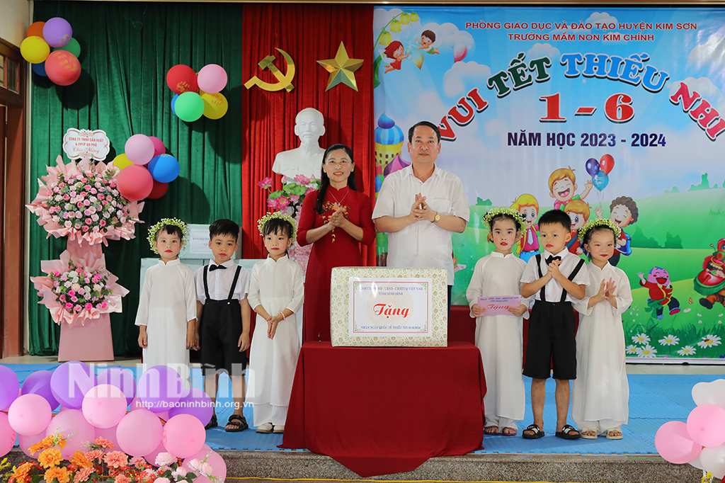 Provincial leaders visited and presented gifts on International Children's Day 16