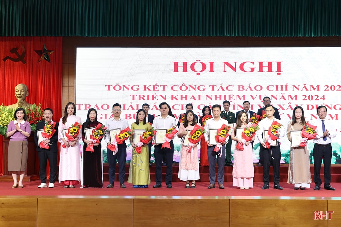 Ha Tinh awarded 27 works that won the 2023 Golden Hammer and Sickle Award