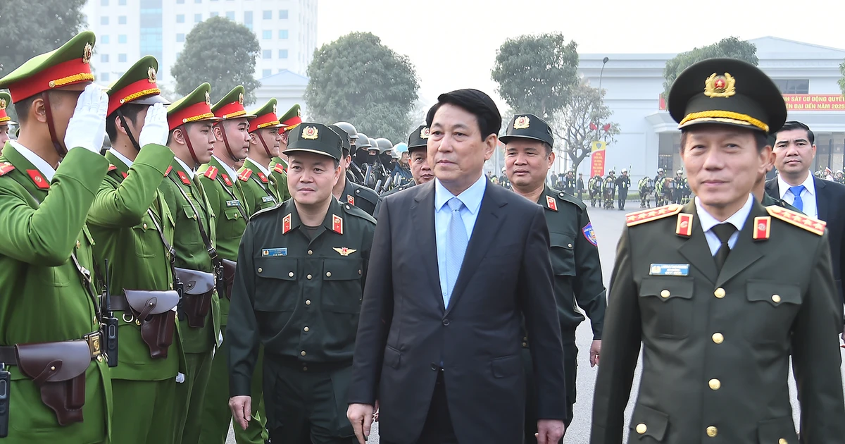 [Foto] Präsident Luong Cuong besucht das Mobile Polizeikommando und wünscht ihm ein frohes neues Jahr