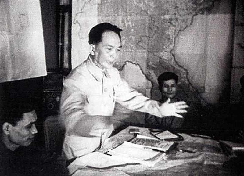 Le 13 mars 1954, à 17h30, le commandant en chef général Vo Nguyen Giap ordonna l'attaque de la forteresse de Dien Bien Phu. (Photo : Document de l'Agence vietnamienne d'information)