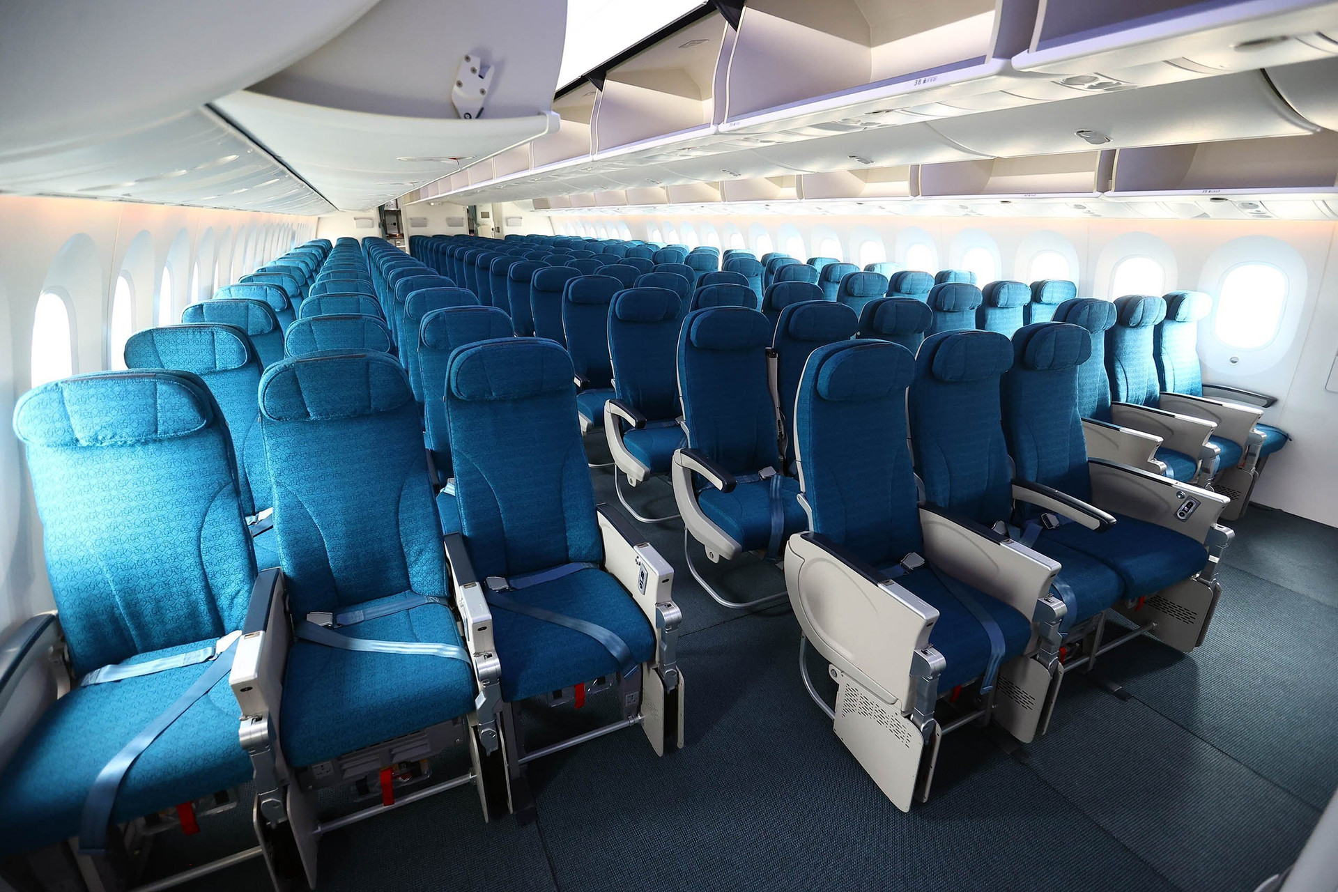 ノイバイ空港に着陸したばかりの超ワイドボディ機のクローズアップ - 7