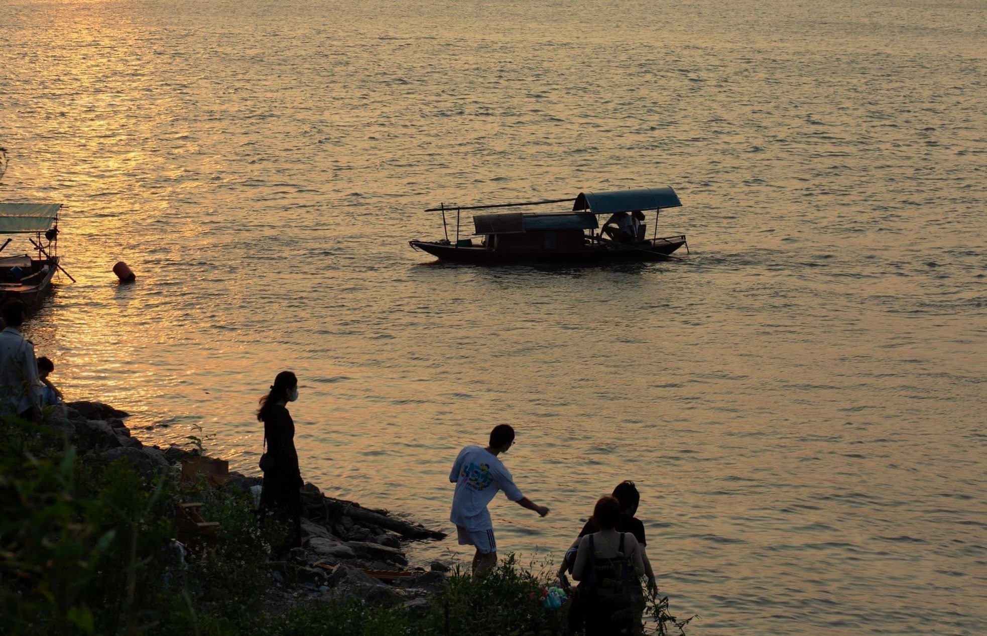 Junge Leute laden sich gegenseitig ein, an einem neuen Ort einzuchecken, um den Sonnenuntergang zu beobachten, extrem entspannt in Hanoi, Foto 5