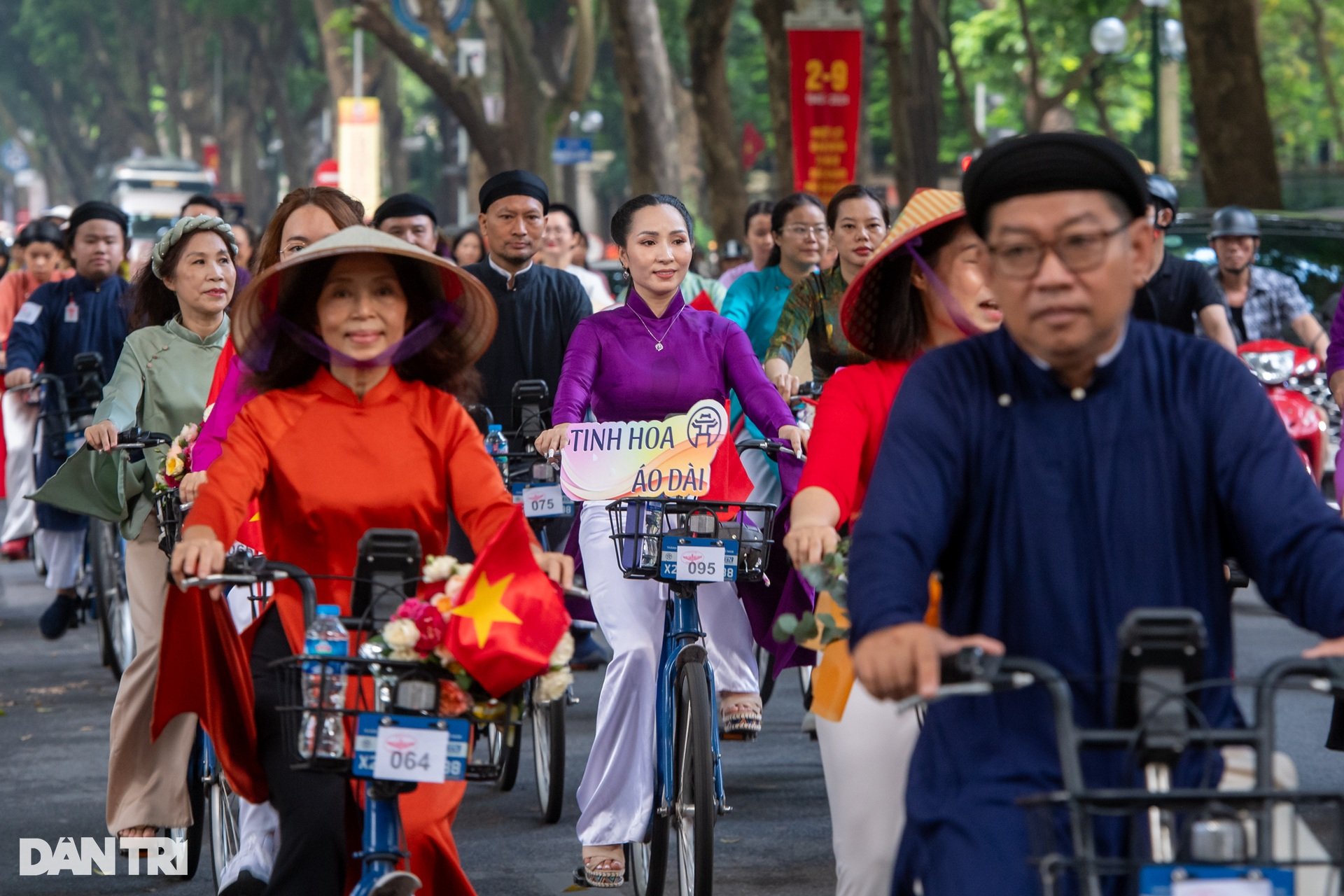 Hàng trăm người mặc áo dài, đạp xe diễu hành trên đường phố Hà Nội - 6