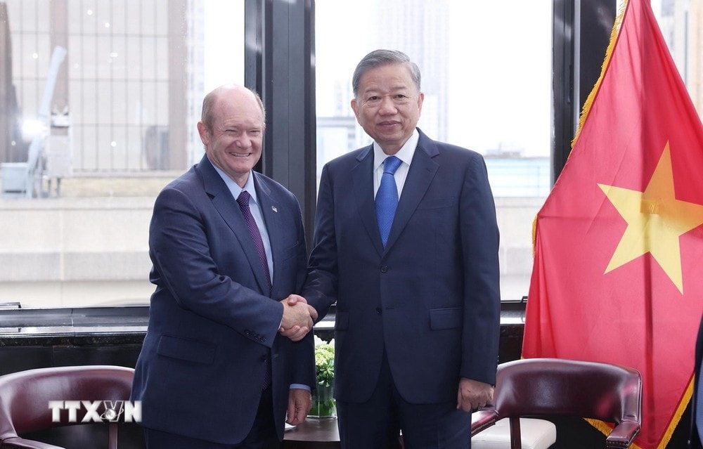 Le secrétaire général et président To Lam reçoit le sénateur américain Chris Coons. (Photo : Lam Khanh/VNA)