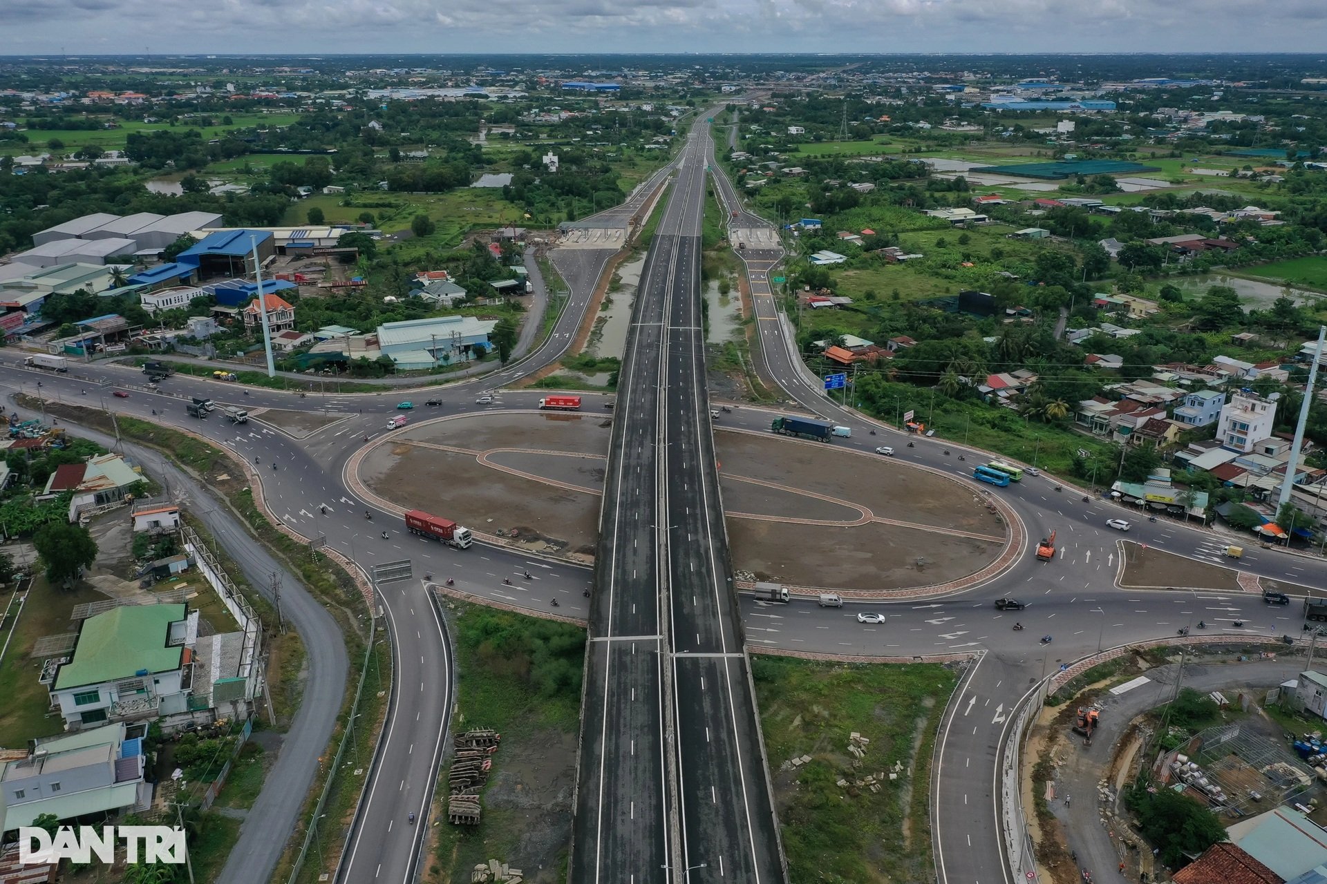 Hình hài đoạn cao tốc 3,4km qua TPHCM sắp thông xe - 3