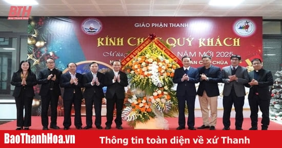 Los líderes provinciales felicitan al Obispado de Thanh Hoa por la Navidad