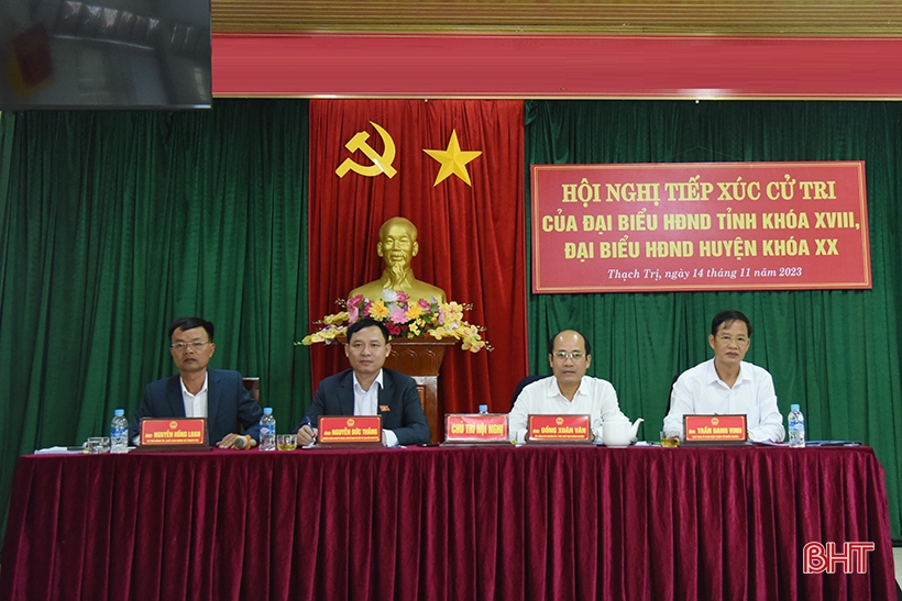 Delegierte des Volksrates der Provinz treffen Wähler in Vu Quang, Thach Ha