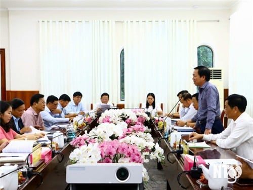 Provincial People's Committee leaders received and worked with the delegation of Phu Yen province