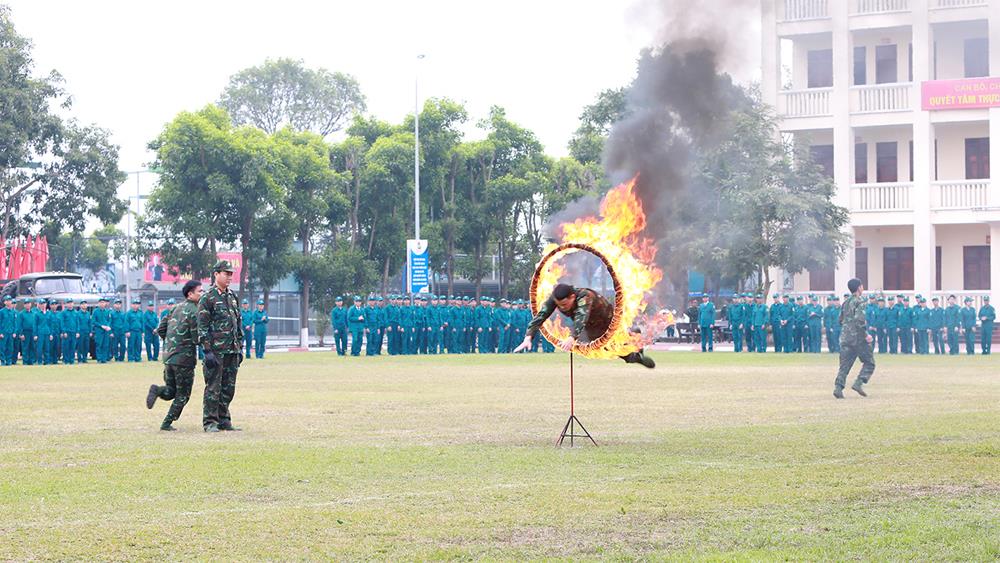 12 월 22 일은 국방 및 군사 테마에 중점을 둔 활동을 가진 훌륭한 전국 축제가되었습니다.