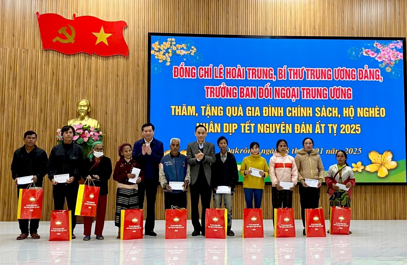 Bí thư Trung ương Đảng, Trưởng Ban Đối ngoại Trung ương Lê Hoài Trung thăm, tặng quà Tết tại Quảng Trị