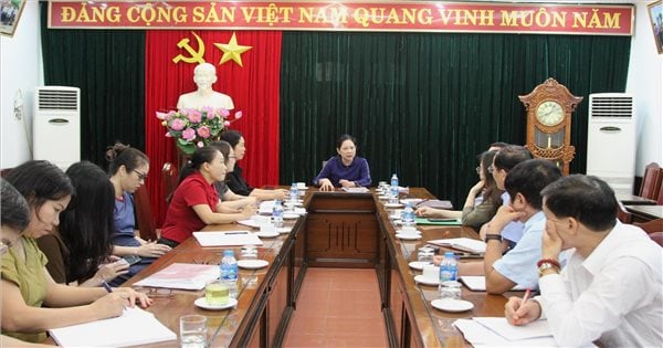 La vice-ministre et vice-présidente du comité ethnique, Nong Thi Ha, a visité et travaillé au lycée Viet Bac pour les minorités ethniques