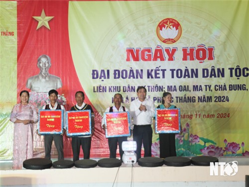 Día de la Gran Unidad Nacional en el área residencial de la comuna de Phuoc Thang