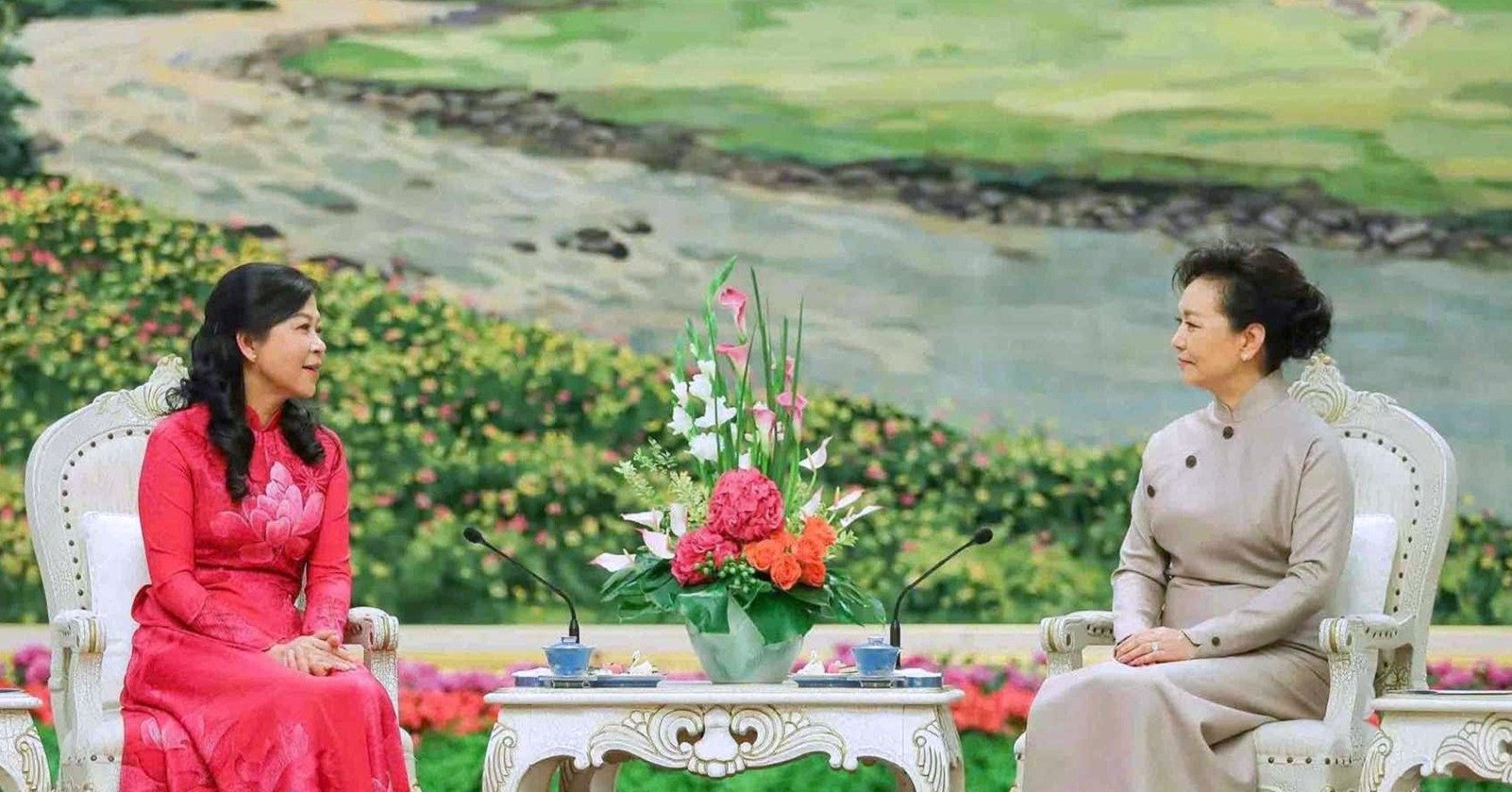 Madam Ngo Phuong Ly attended a tea party hosted by Madam Peng Liyuan.