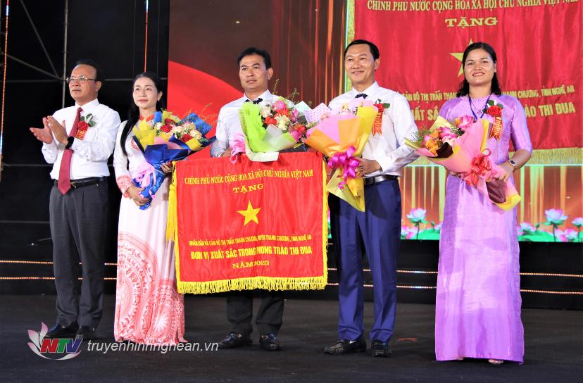 El camarada Nguyen Nam Dinh, miembro del Comité Permanente del Partido Provincial y vicepresidente permanente del Consejo Popular Provincial, entregó la Bandera de Emulación Excelente del Gobierno al pueblo y a los funcionarios de la ciudad de Thanh Chuong.