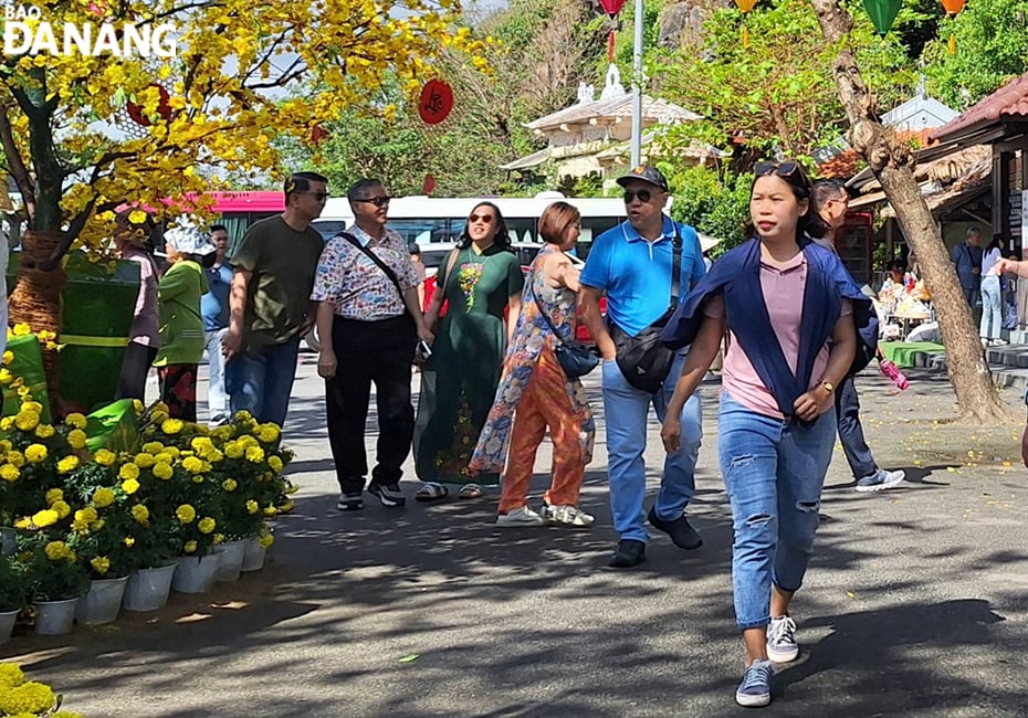 Los pasajeros de cruceros a menudo eligen visitar famosas atracciones turísticas en Da Nang durante su estancia aquí. En la foto: Los turistas visitan la reliquia paisajística nacional especial Ngu Hanh Son. Foto: THU HA