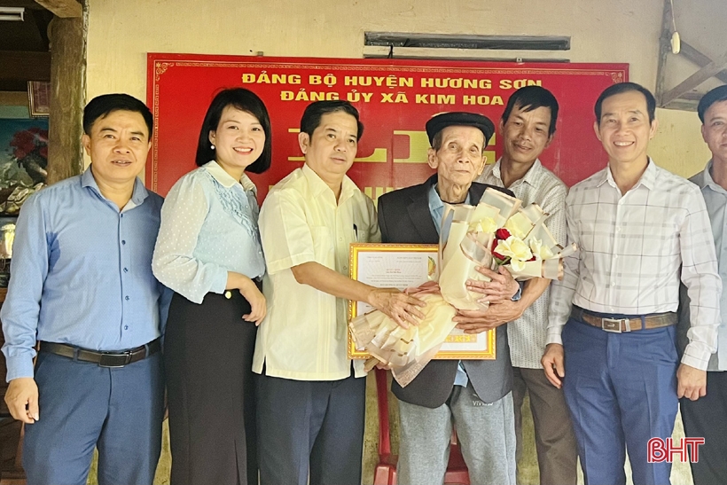 Awarding the 70-year Party membership badge to 2 party members in Huong Son