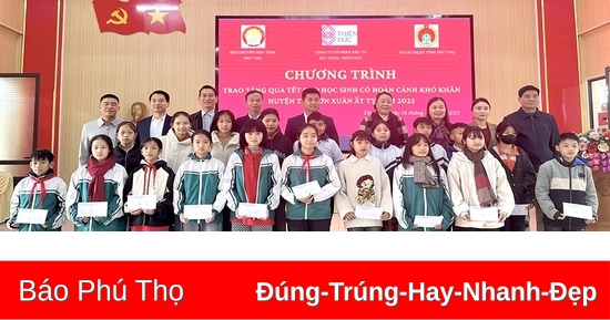 Trao quà Tết cho học sinh có hoàn cảnh khó khăn tại các huyện