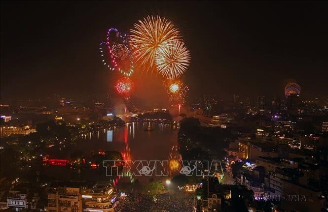 Feuerwerk und Lichtkunstperformance anlässlich des 70. Jahrestages der Befreiung der Hauptstadt