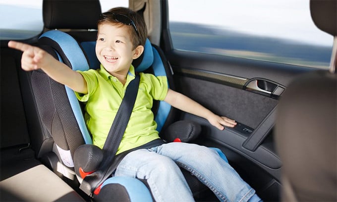 Kinder in speziellen Autositzen. Foto: Adobe