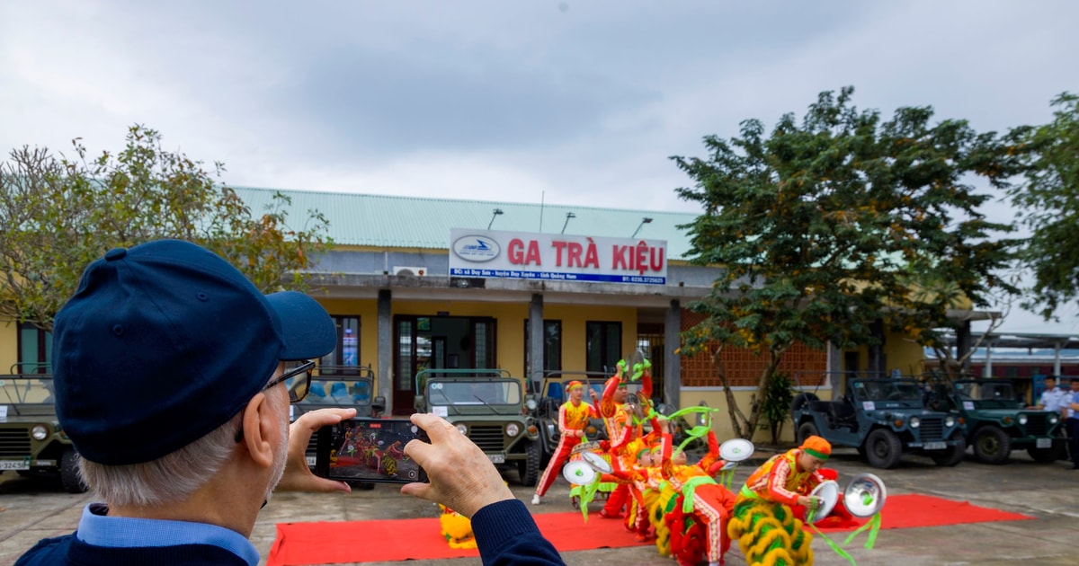 El tren de superlujo para en la estación de Quang