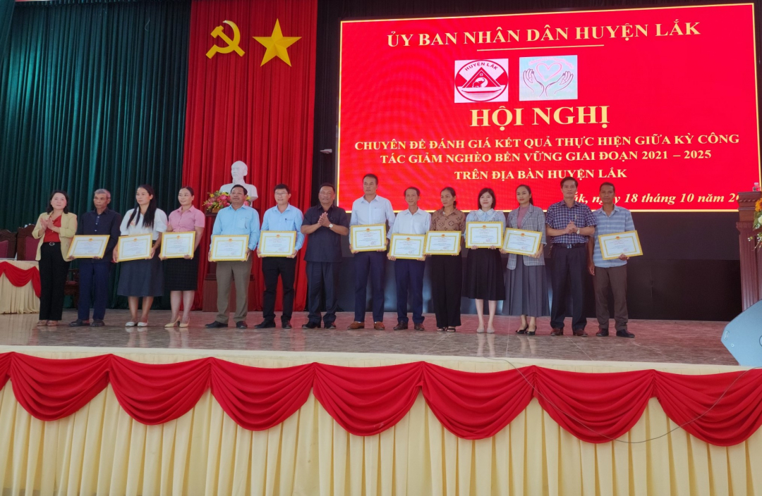 Lak District: Rewarding 10 collectives and 25 individuals with outstanding achievements in poverty reduction work