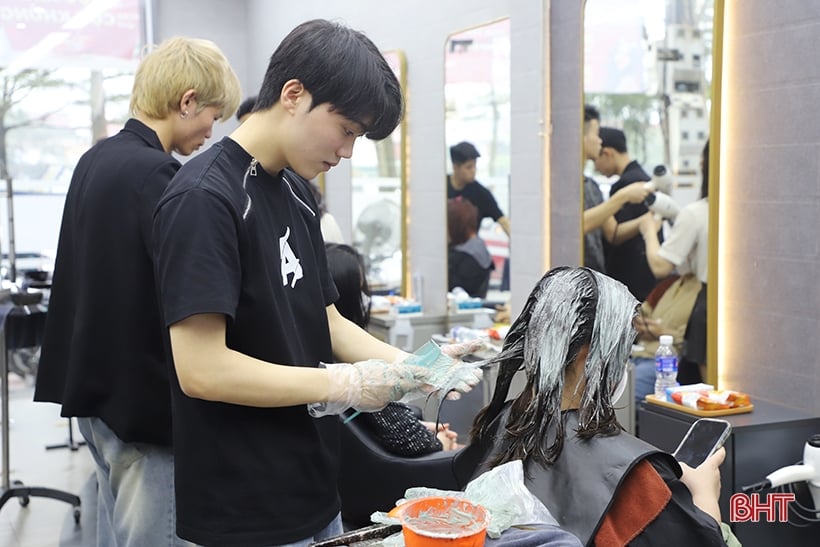 Los salones de belleza en Ha Tinh atraen clientes durante la temporada alta