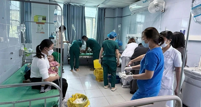 Bach Mai Hospital doctors go to Lai Chau to support treatment of students suspected of poisoning