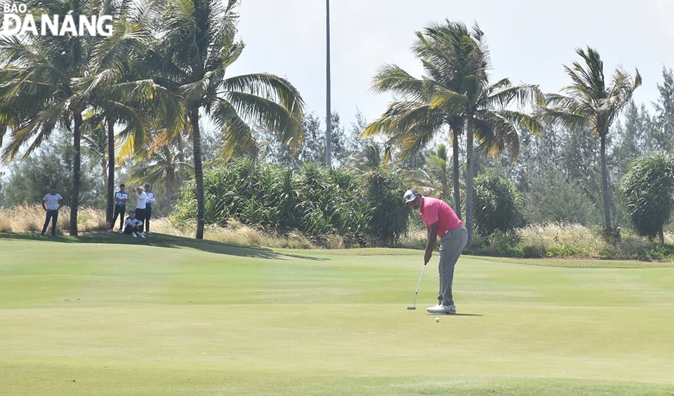 Индийский гольфист Рахил Ганджи одержал победу на чемпионате BRG Open Golf Championship в Дананге 2024. Фото: THU HA