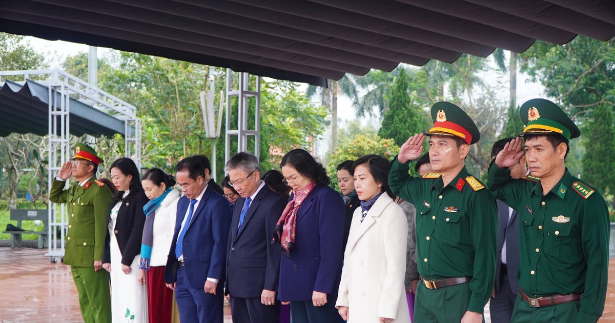 Delegation of Quang Nam province offers incense at the special national relic of Quang Tri Citadel